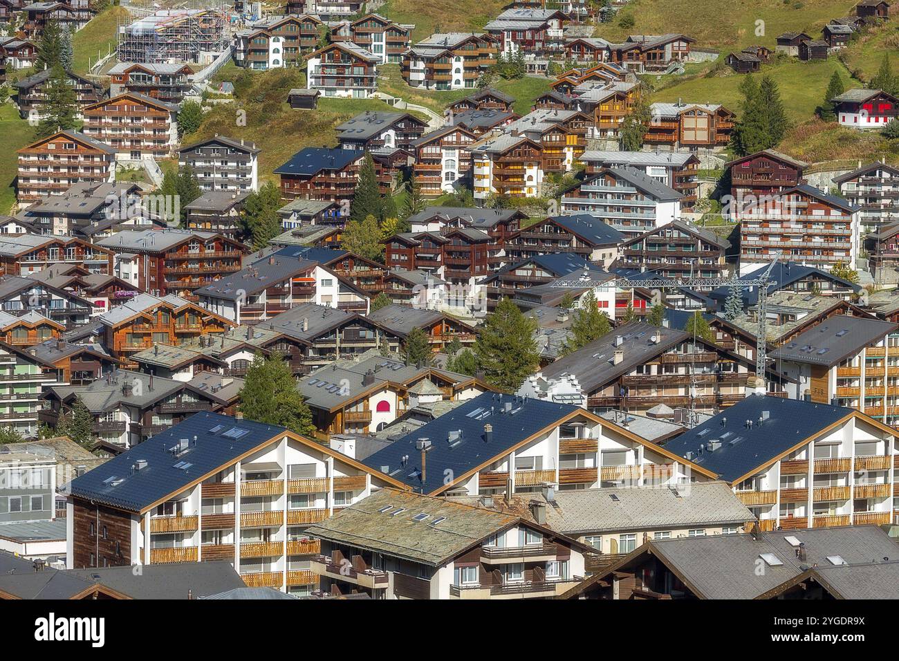 Zermatt, Svizzera, 7 ottobre 2019: Vista aerea della città nella famosa stazione sciistica svizzera, case tradizionali colorate, montagne delle Alpi svizzere, Europa Foto Stock