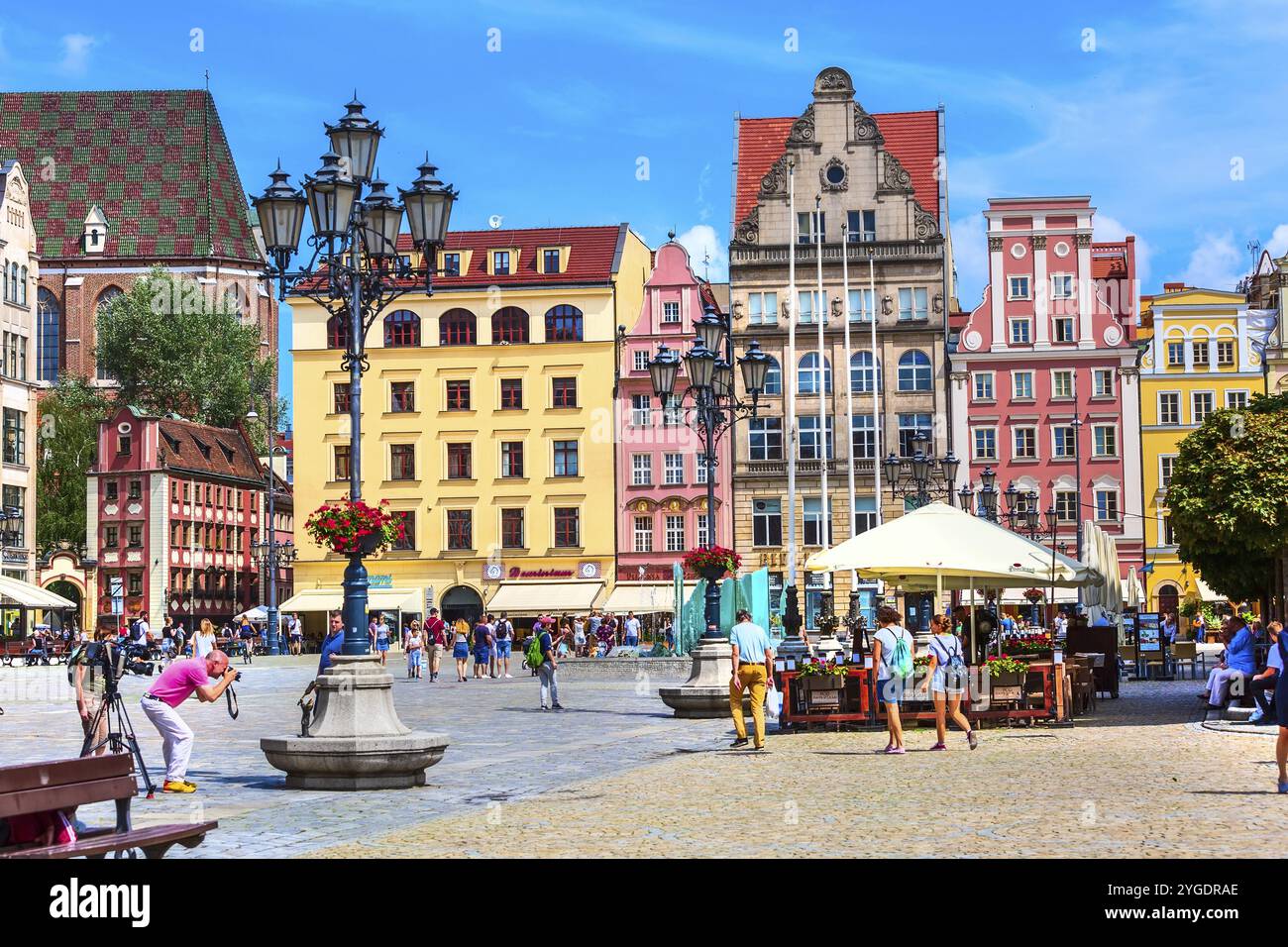 Wroclaw, Polonia, 21 giugno 2019: Centro storico Rynek Market Square con illuminazione stradale, fiori e case colorate, gente, Europa Foto Stock