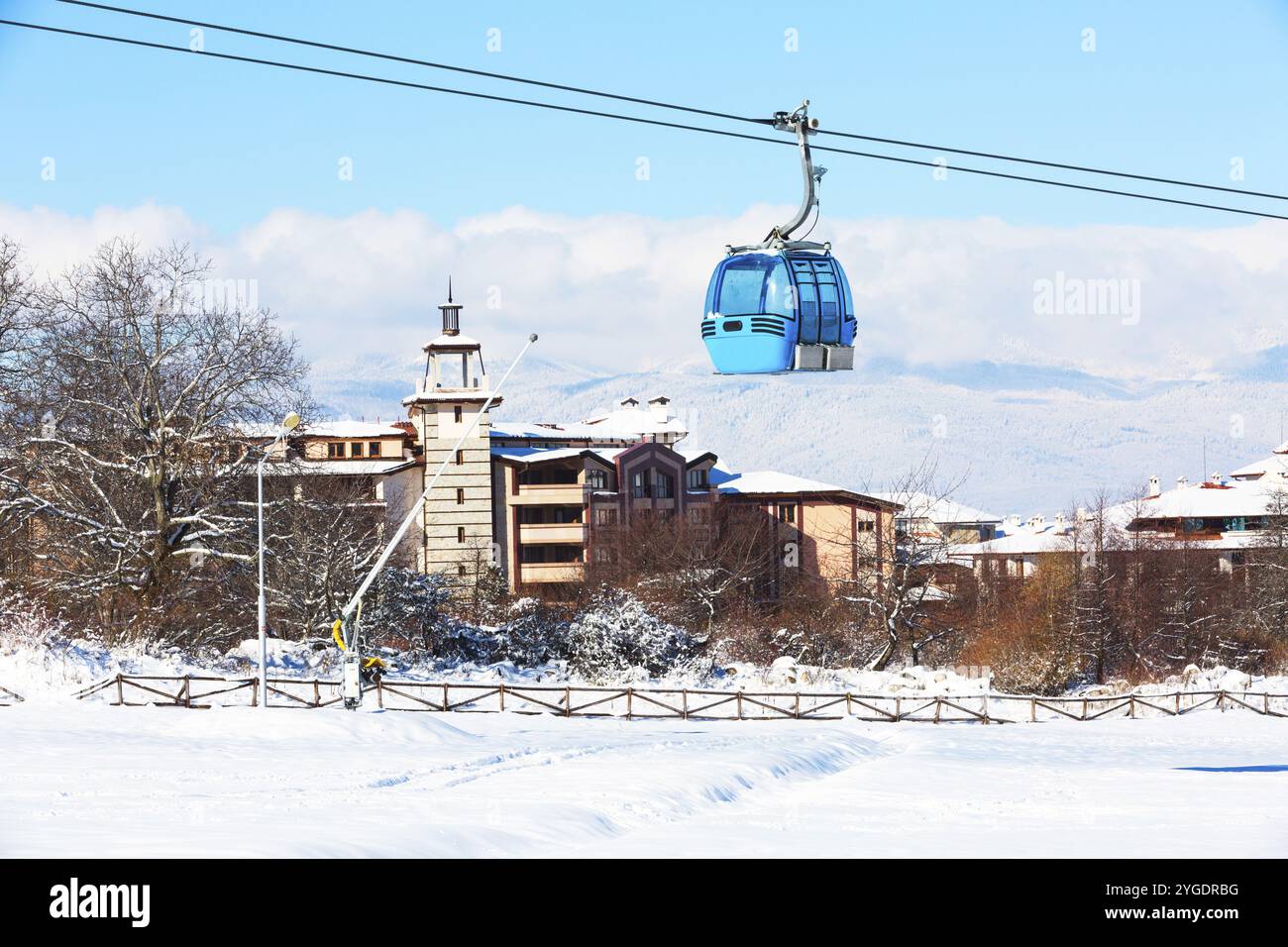 Località sciistica di Bansko, Bulgaria panorama con cavo auto ski lift cabin, neve montagne e case Foto Stock