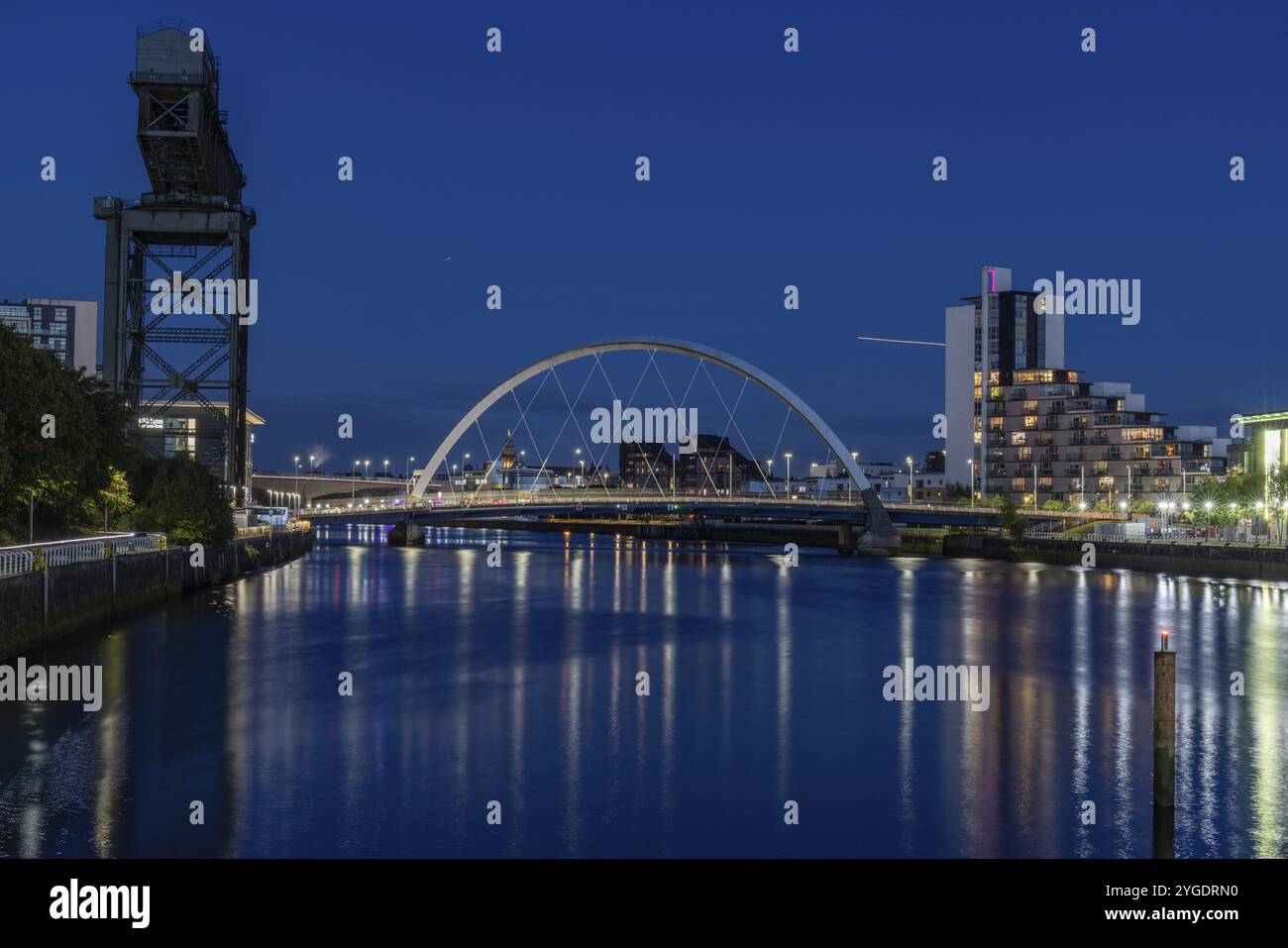 Il Clyde Arc, ponte ad arco sul fiume Clyde, atmosfera serale, Glasgow, Scozia, Gran Bretagna Foto Stock