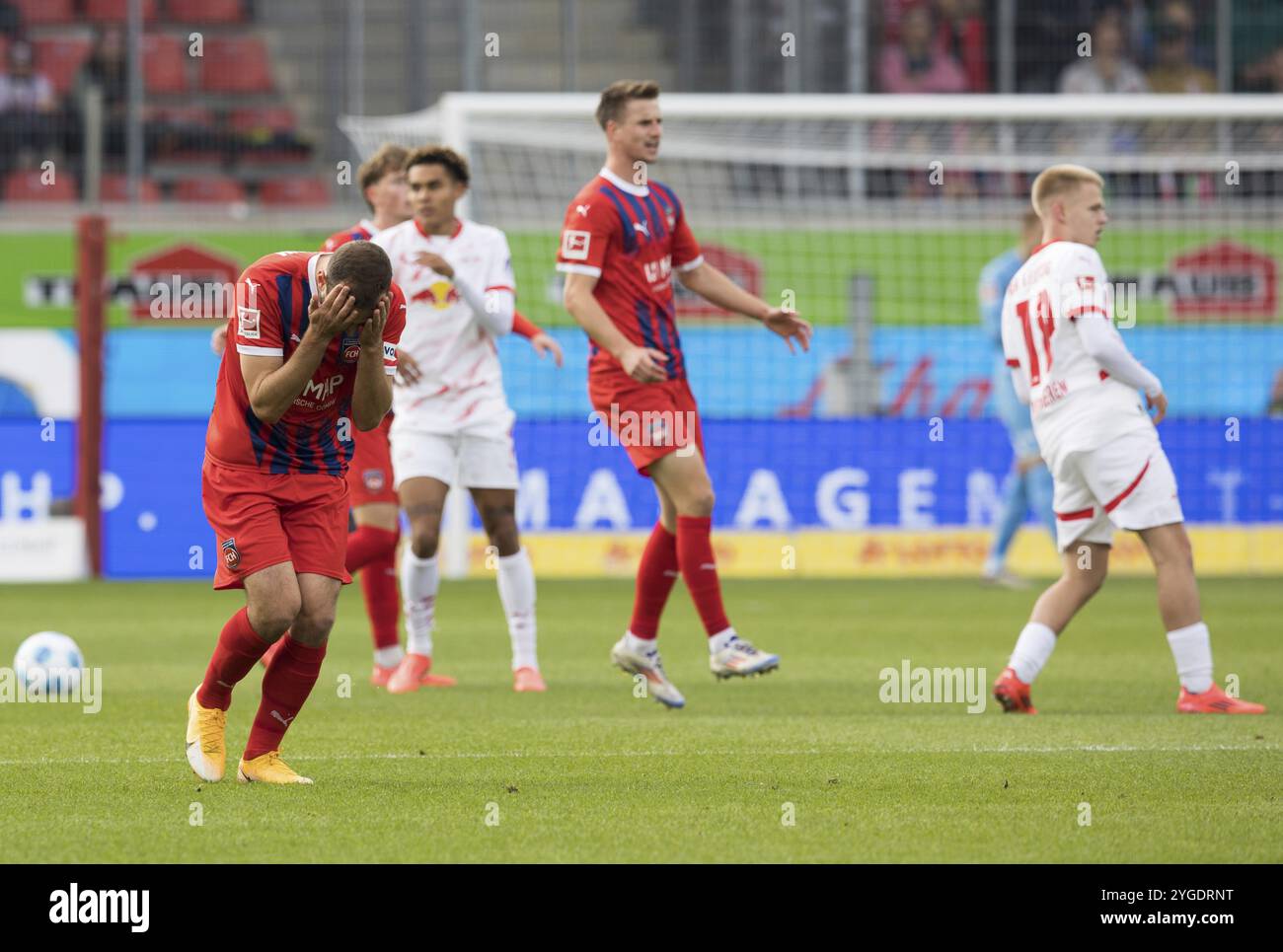 Partita di calcio, Benedikt GIMBER 1.FC Heidenheim, a sinistra, non riesce a capire la decisione dell'arbitro Sascha STEGEMANN e tiene le mani sulla sua piega Foto Stock
