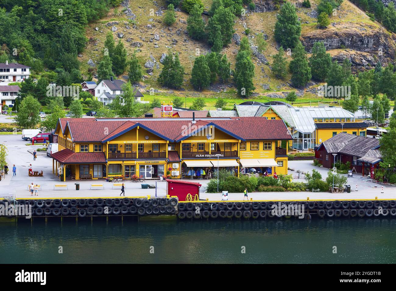 Flam, Norvegia, 31 luglio 2018: Porto norvegese al fiordo Sognefjord. Persone, case e stazioni ferroviarie, Europa Foto Stock