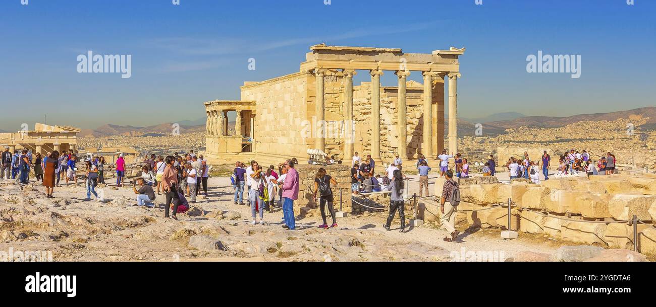 Atene, Grecia, 14 ottobre 2016: Turisti vicino alle rovine del tempio di Erechtheum decorati con statue femminili cariatidi nell'Acropoli, Europa Foto Stock