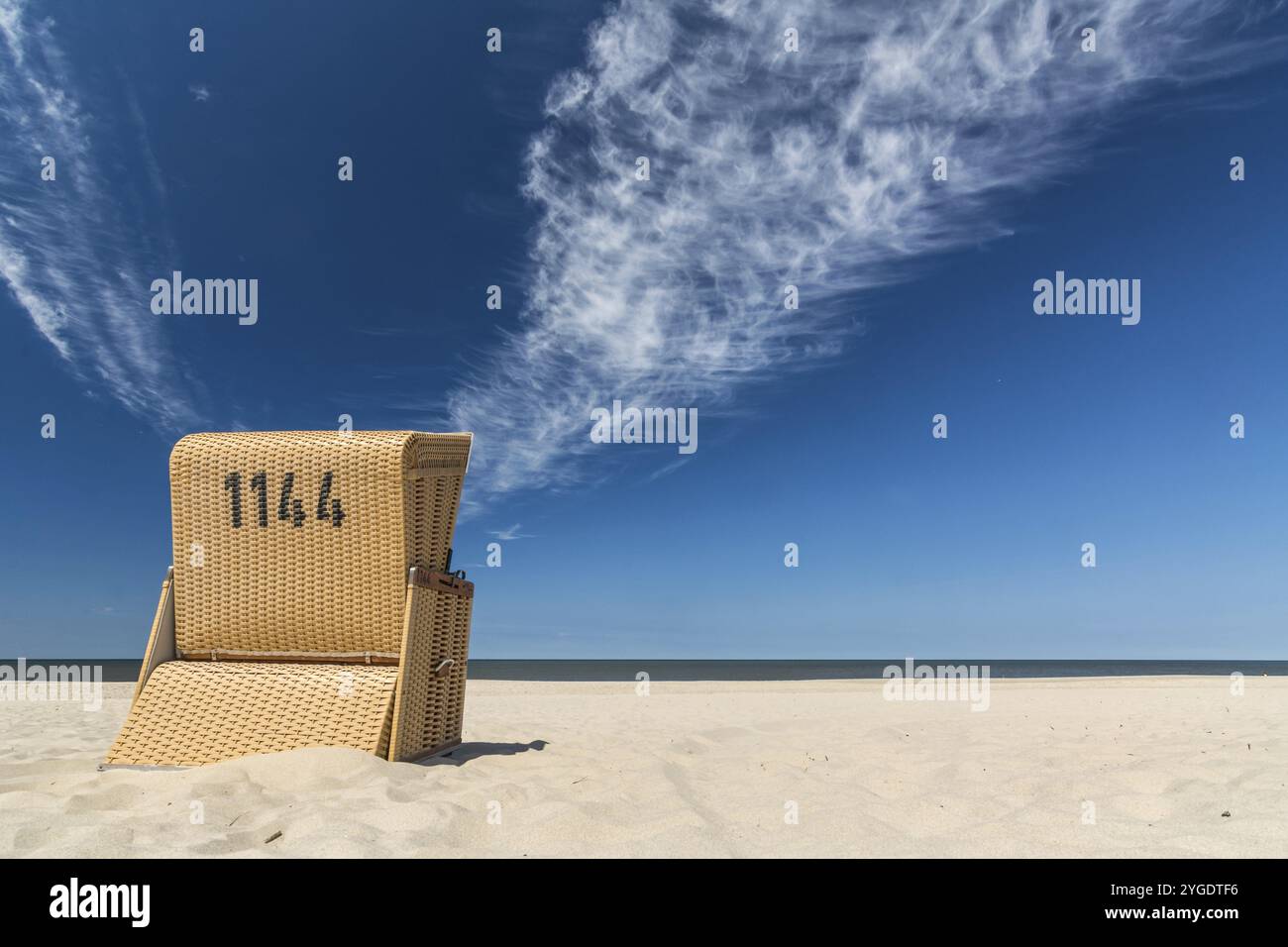 Sdraio vicino all'oceano sotto il cielo blu Foto Stock