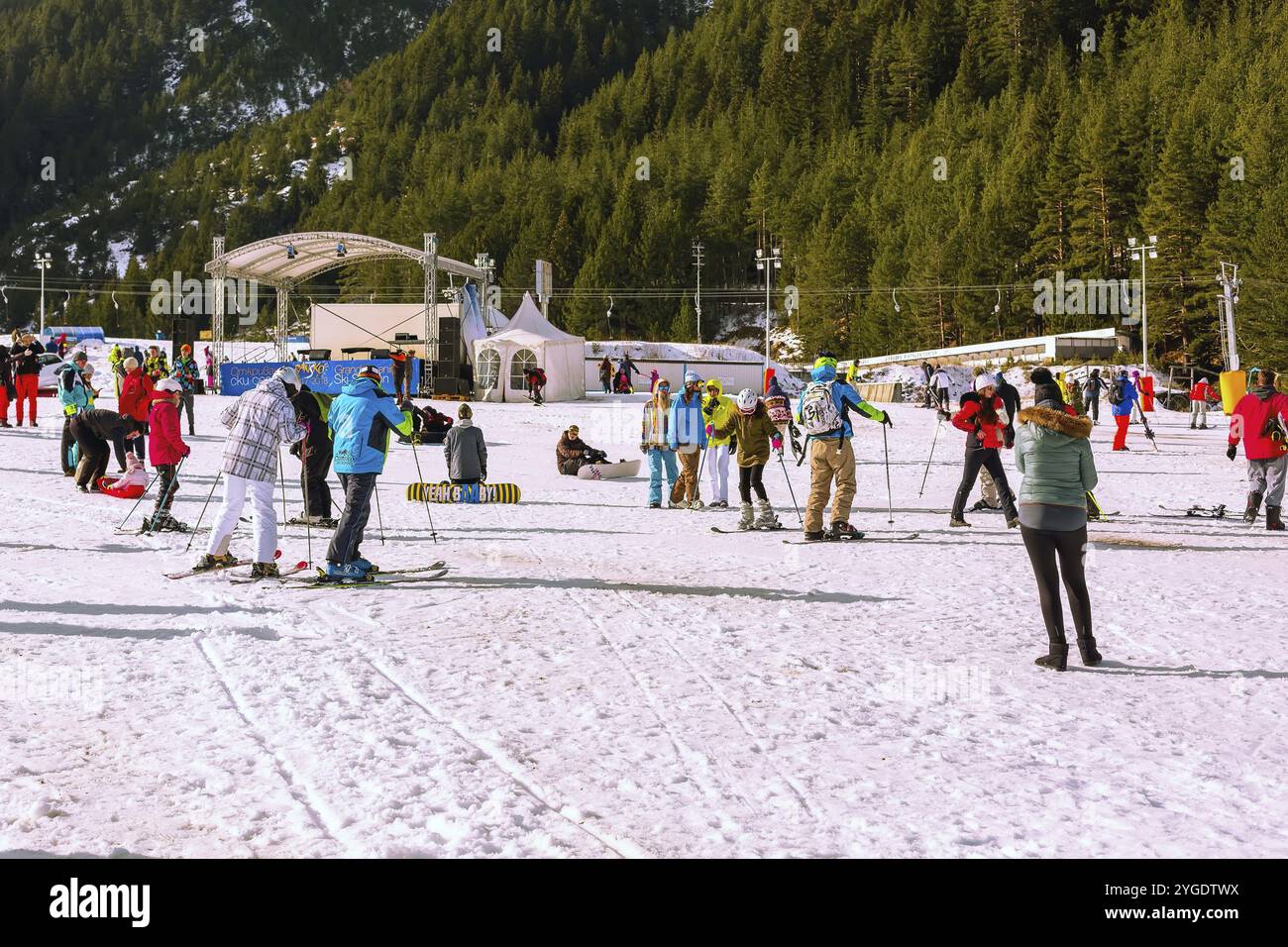 Bansko, Bulgaria, 16 dicembre 2017: Stazione sciistica di Bansko, pista da sci con persone che camminano e sciano durante la stagione aperta, Europa Foto Stock