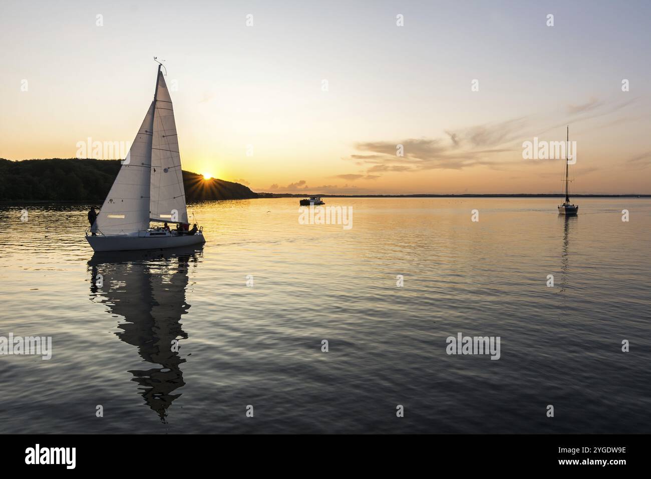 Barche a vela che tornano nel porto durante il tramonto panoramico sul Mar Baltico Foto Stock