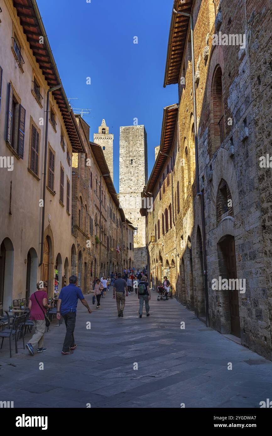 San Gimignano, Toscana, Italia, 25 ottobre 2018: Vecchia strada in tipica città medievale toscana, popolare destinazione turistica, Europa Foto Stock
