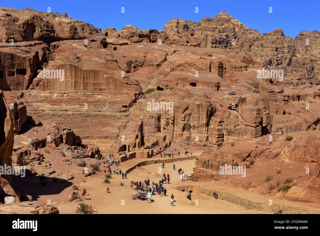 Petra, Giordania, 3 novembre 2022: Anfiteatro nabateo nella città antica, vista aerea ad alto angolo, Asia Foto Stock