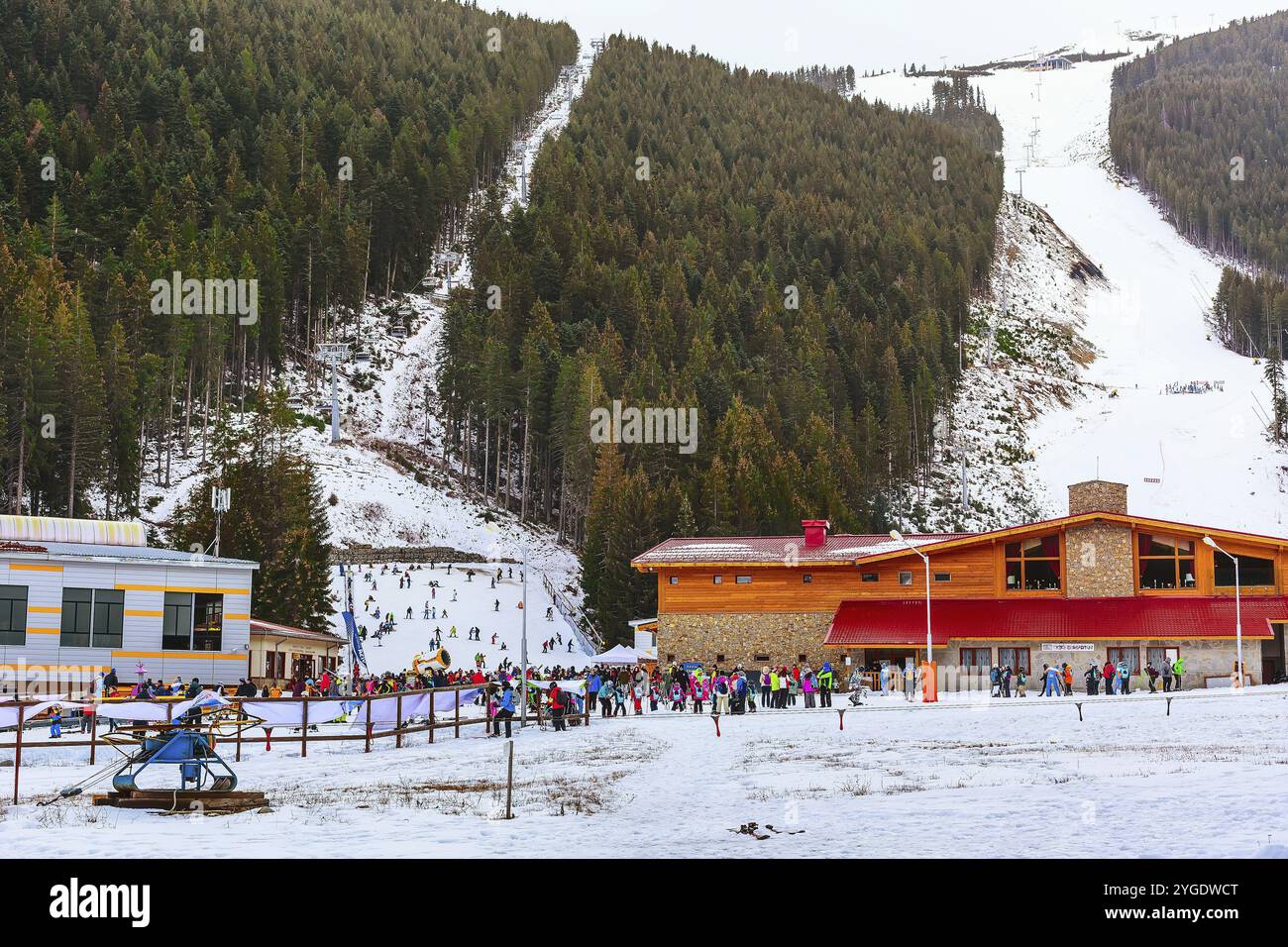 Bansko, Bulgaria, 16 dicembre 2017: Panorama della stazione sciistica con skilift, sciatori sulle piste da sci, vista montagna, Europa Foto Stock