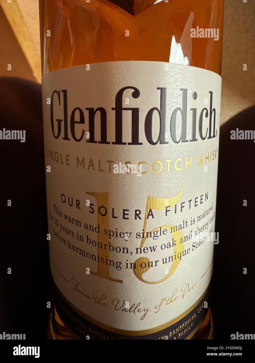 L'etichetta su una bottiglia di Glenfiddich single malt nella sua forma unica e facilmente riconoscibile Foto Stock