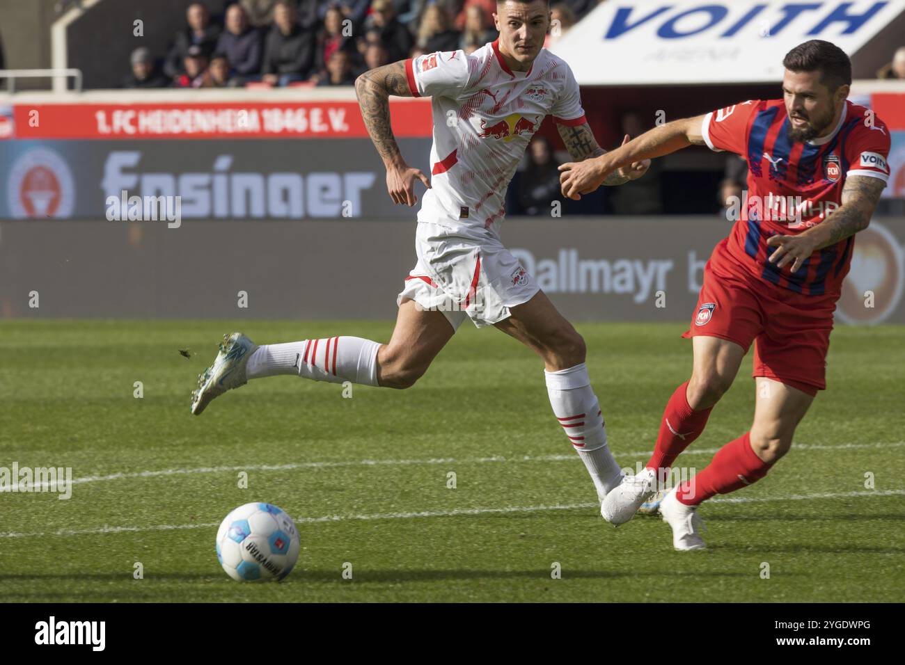 Partita di calcio, Marnon BUSCH 1.FC Heidenheim proprio in duello per il ballo con Benjamin SESKO RB Leipzig, stadio di calcio Voith-Arena, Heidenheim Foto Stock