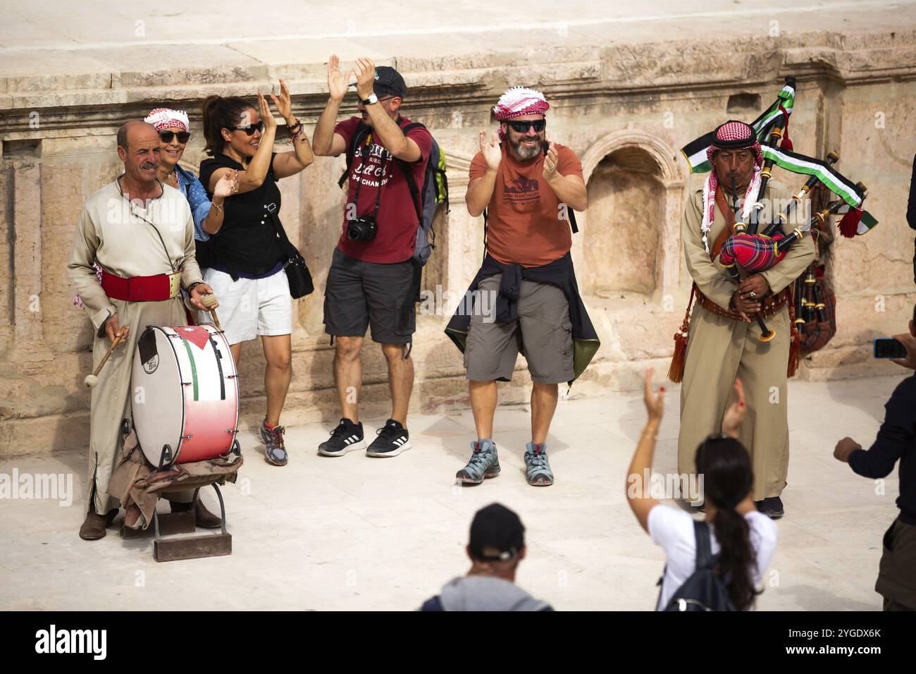 Jerash, Giordania, 7 novembre 2022: Giordani suonatori di cornamuse nel teatro romano del sito archeologico, in Asia Foto Stock