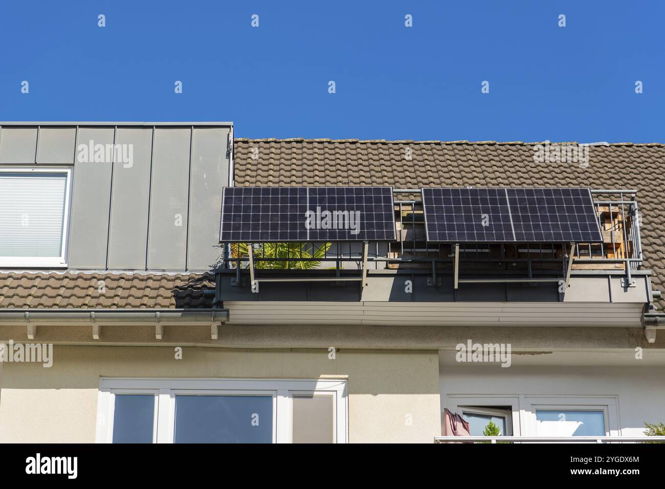 Centrale elettrica con balcone su un balcone di un attico a Duesseldorf, Germania, Europa Foto Stock