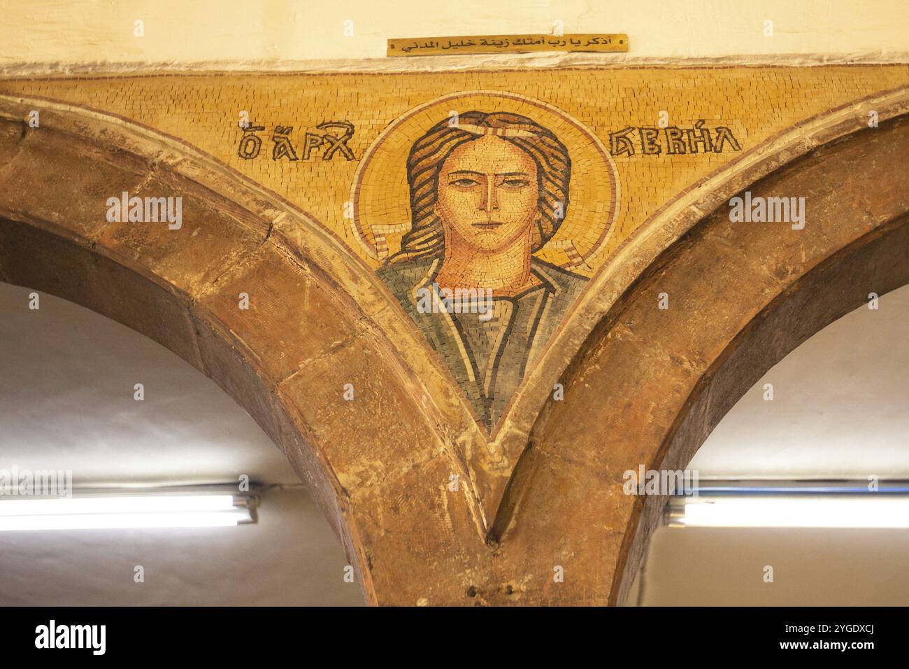Madaba, Giordania, 5 novembre 2022: Mura interne della chiesa greco-ortodossa di San Giorgio, conosciuta per il suo mosaico bizantino e omayyade, Asia Foto Stock