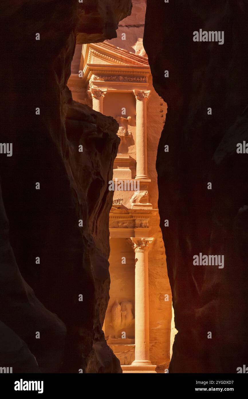 Petra, Jordan, vista delle mura di Siq e del Tesoro, al Khazneh, una delle nuove sette meraviglie del mondo Foto Stock