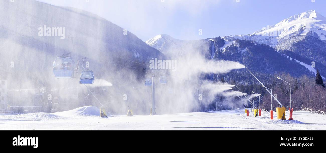Bansko, Bulgaria, panorama della stazione sciistica invernale bulgara con cabine di cabinovie, vista sulle cime dei monti Pirin e pista, Europa Foto Stock