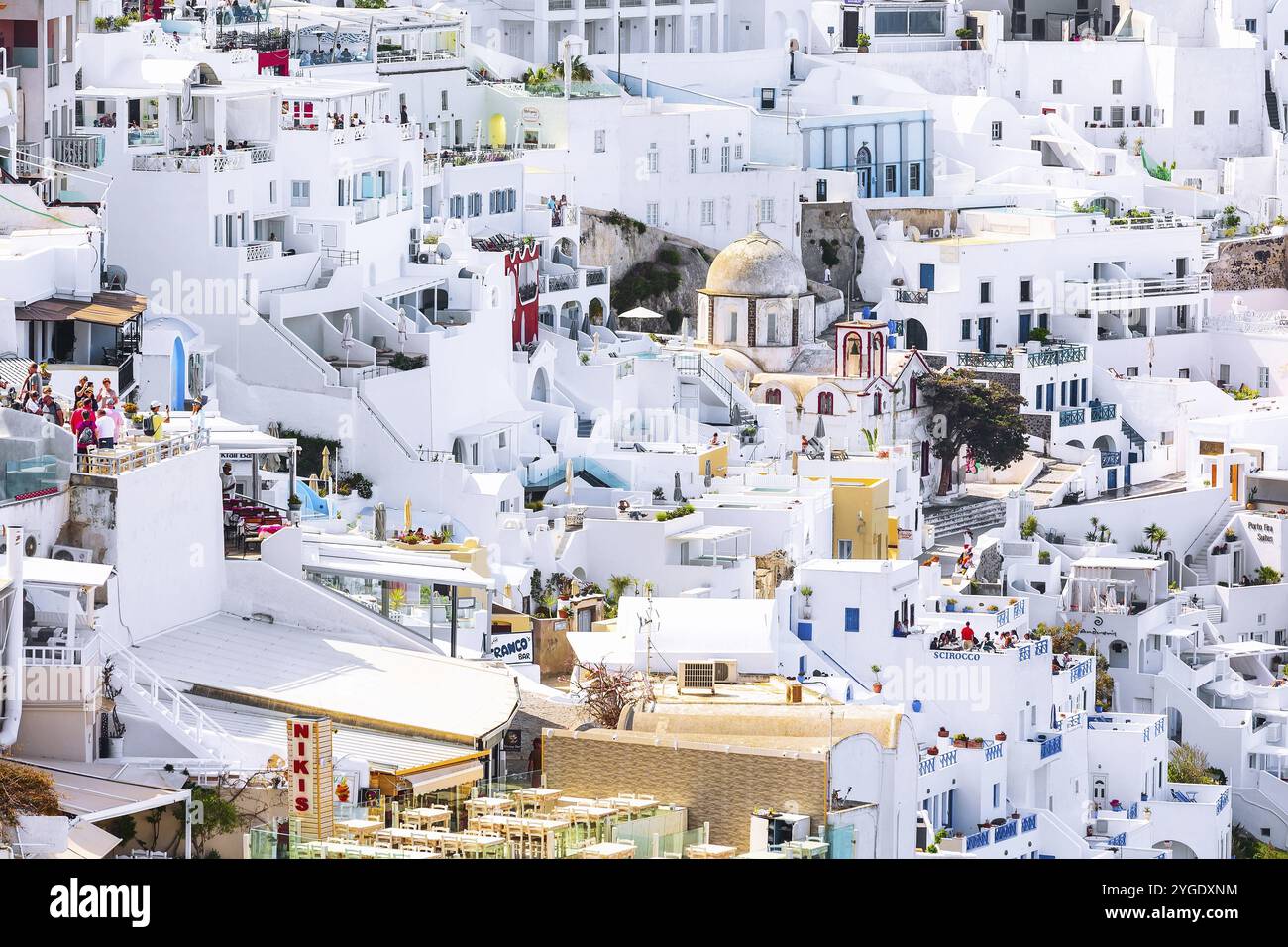 Fira, Grecia, 26 aprile 2019: Panorama della città, villaggio sull'isola di Santorini con case e persone bianche e blu, Europa Foto Stock