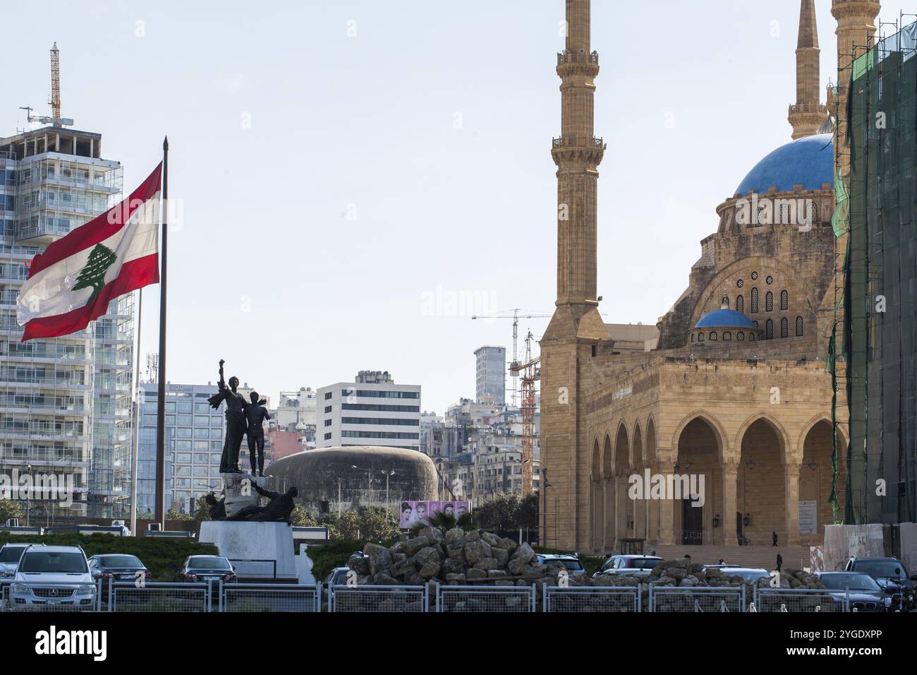 La bandiera libanese vola sulla piazza dei Martiri a Beirut, la moschea di Mohammed al-Amin, nota anche come Moschea Blu, può essere vista sulla destra del pict Foto Stock