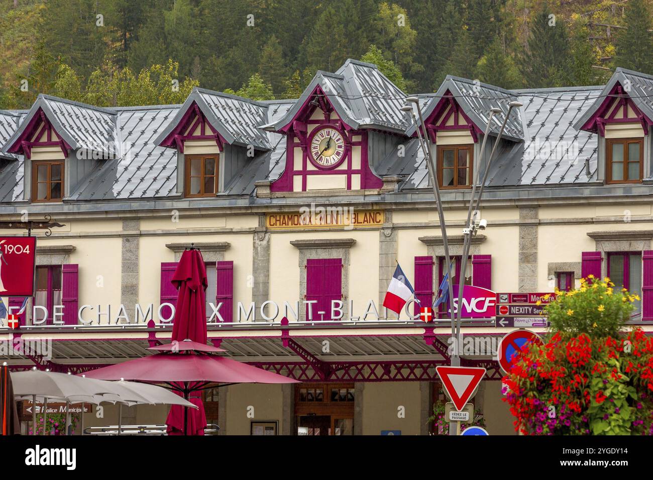 Chamonix Mont-Blanc, Francia, 4 ottobre 2019: Stazione ferroviaria nel centro della famosa stazione sciistica delle Alpi francesi, in Europa Foto Stock
