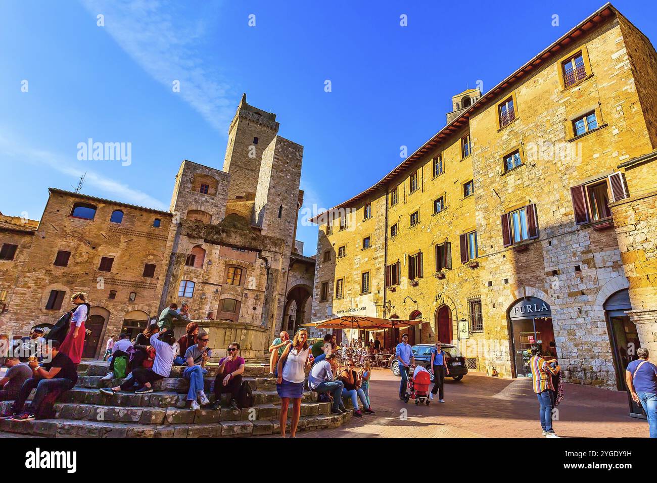 San Gimignano, Toscana, Italia, 25 ottobre 2018: Antica piazza medievale e torri nella tipica cittadina toscana, popolare destinazione turistica, Europa Foto Stock