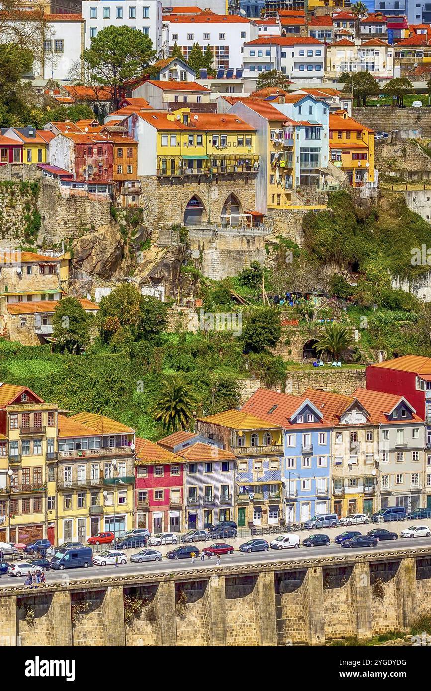 Porto, Portogallo città vecchia ribeira antenna vista promenade con coloratissime case vicino al fiume Douro Foto Stock