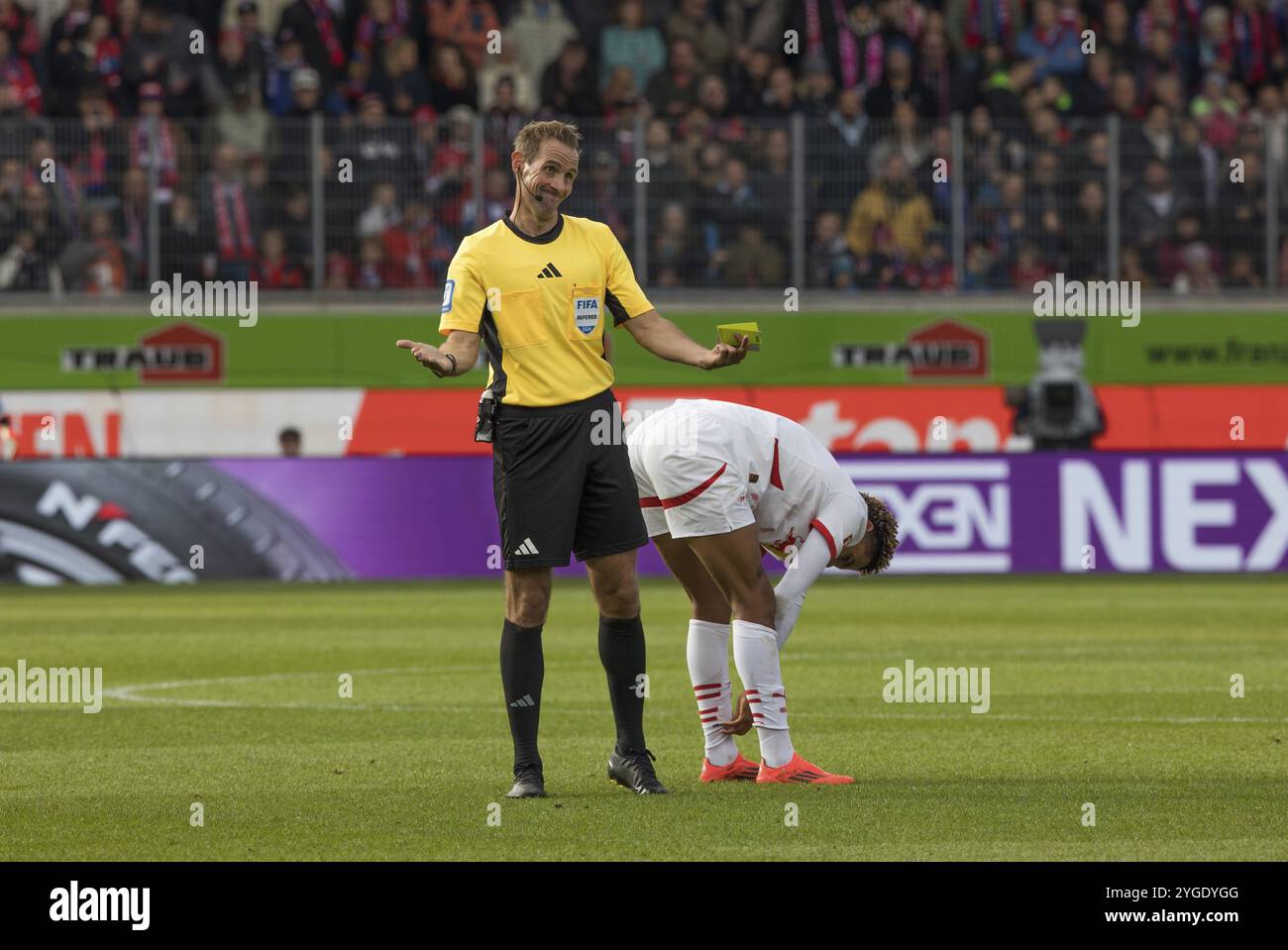 Partita di calcio, arbitro Sascha STEGEMANN con braccia alzate e espressione facciale la decisione non può essere cambiata, r. Antonio NUSA RB Leipzig bends forwa Foto Stock