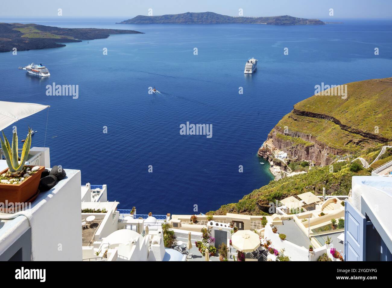 Isola di Santorini, Grecia architettura bianca e bellissimo paesaggio con vista mare Foto Stock