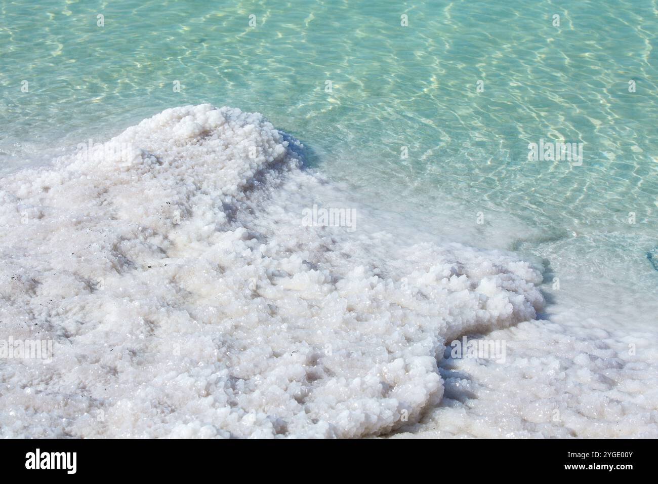 Primo piano dei cristalli naturali di formazione di sale del Mar Morto in Giordania Foto Stock