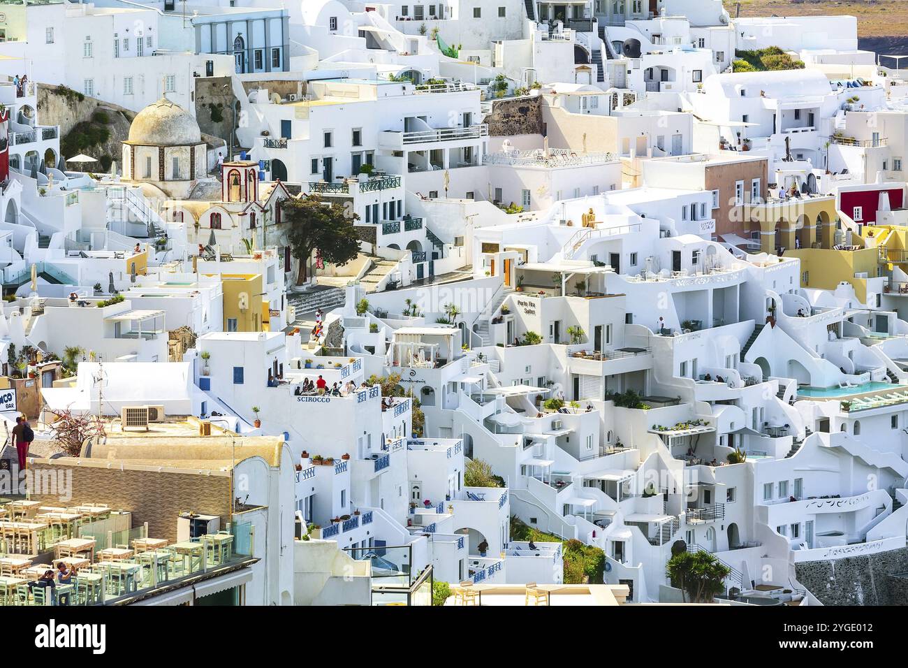Fira, Grecia, 26 aprile 2019: Panorama della città, villaggio sull'isola di Santorini con case e persone bianche e blu, Europa Foto Stock