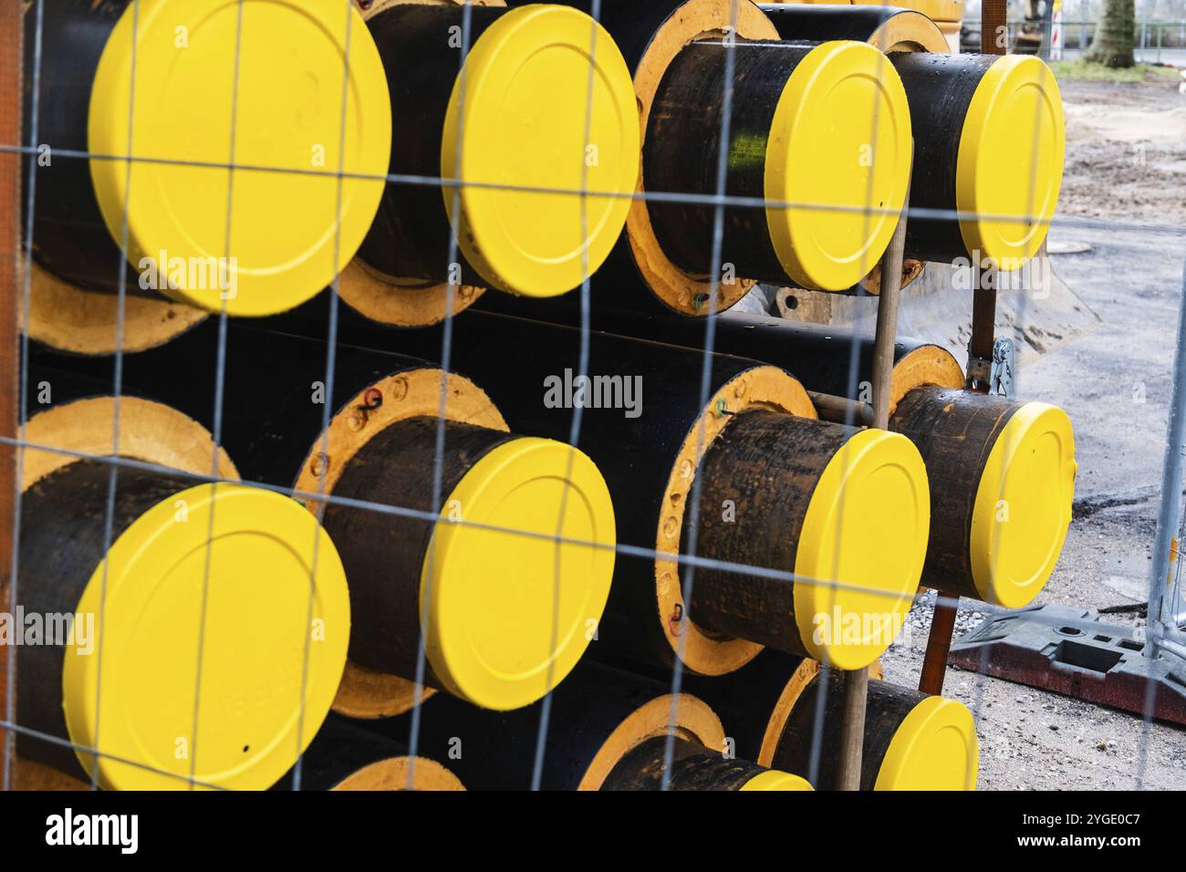 Una pila di nuovi tubi per una conduttura di teleriscaldamento in un cantiere di Duesseldorf, Germania, Europa Foto Stock