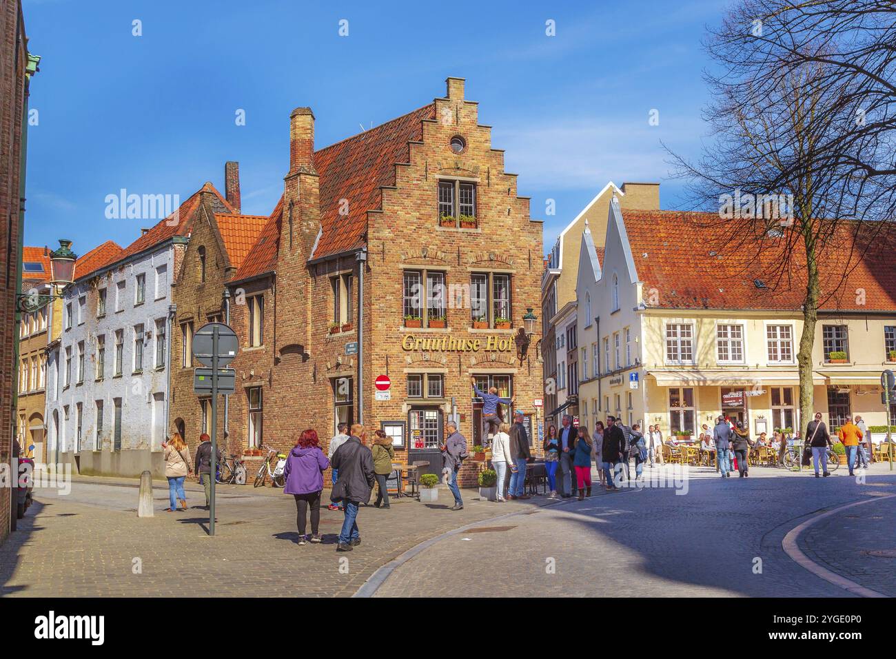Bruges, Belgio, 10 aprile 2016: Vista sulla strada con case tradizionali medievali, gente nella popolare destinazione belga Bruges, Belguim, Europa Foto Stock