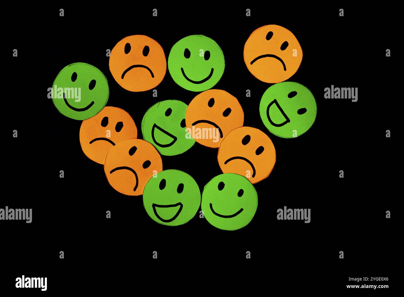 Serie di emoticon di sorriso e tristezza isolate su sfondo nero. Icone delle linee emoticon. Sorrisi felici e infelici. Set emoji. Colore verde e arancione Foto Stock