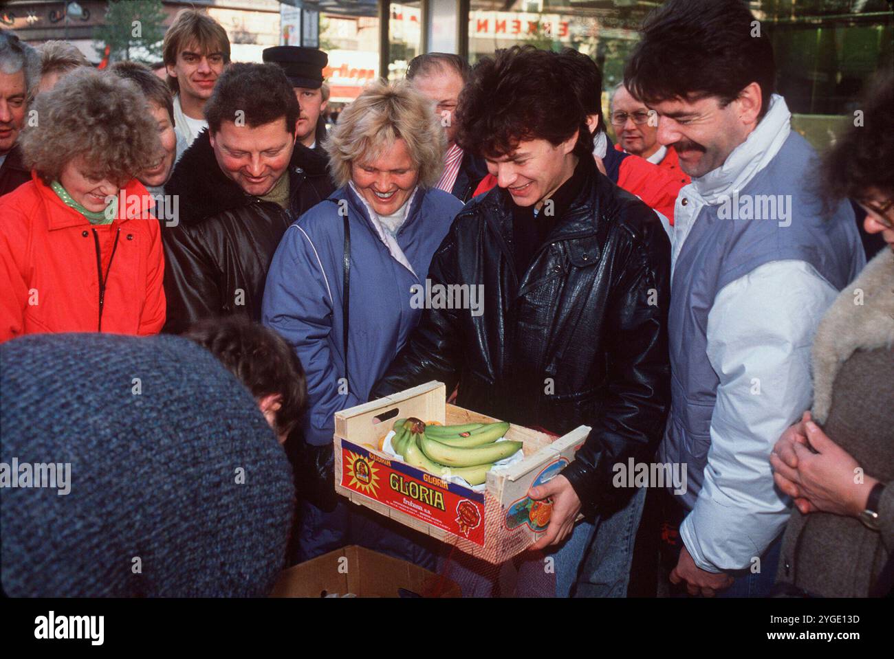 FOTO D'ARCHIVIO: 35 anni fa, il 9 novembre 1989, il muro di Berlino cadde. Cittadini della RDT che fanno shopping a Berlino Ovest. Un giovane ha in mano una scatola di frutta con delle banane. Formato orizzontale. ? Foto Stock