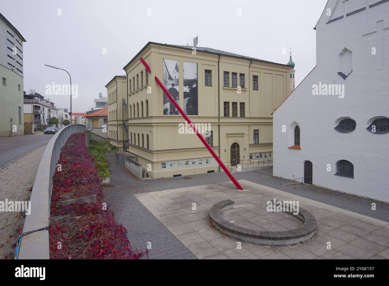 Pannelli informativi e fotografie sulla facciata della casa, la chiesa cittadina, San Giovanni Battista, Pfaffenhofen an der ILM, Ilmtal, Hallertau, Hopfenland, Baviera Foto Stock