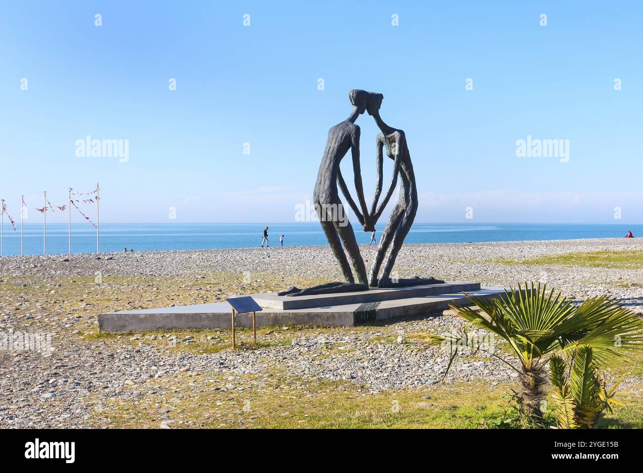 Batumi, Georgia, 30 aprile 2017: Scuplture di uomo e donna innamorati sulla spiaggia lungo il Mar Nero a Batumi, Adjara, Georgia, Asia Foto Stock