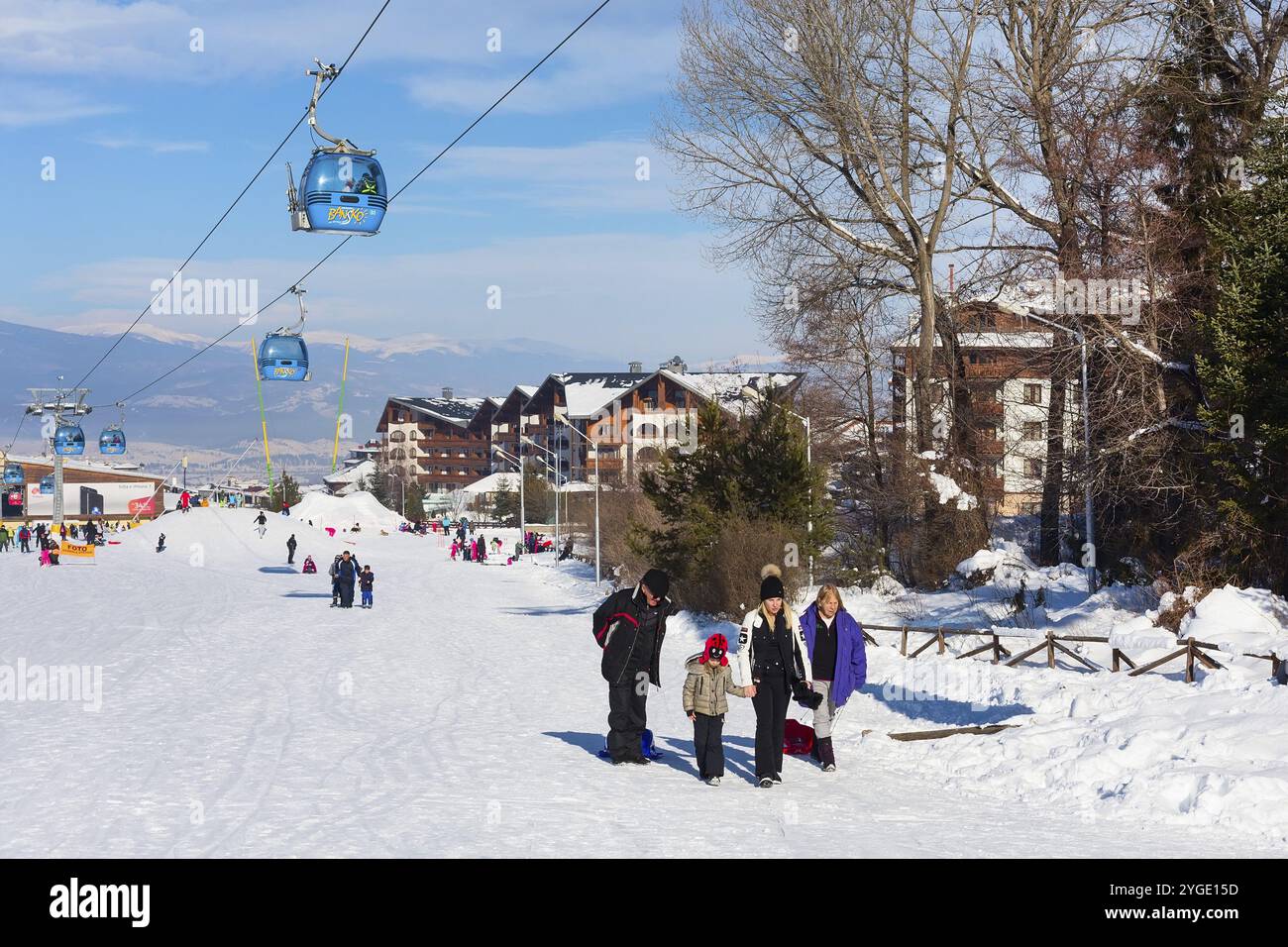 Bansko, Bulgaria, 13 gennaio 2017: Stazione sciistica invernale di Bansko, pista da sci, sci popolare e vista sulle montagne, Europa Foto Stock