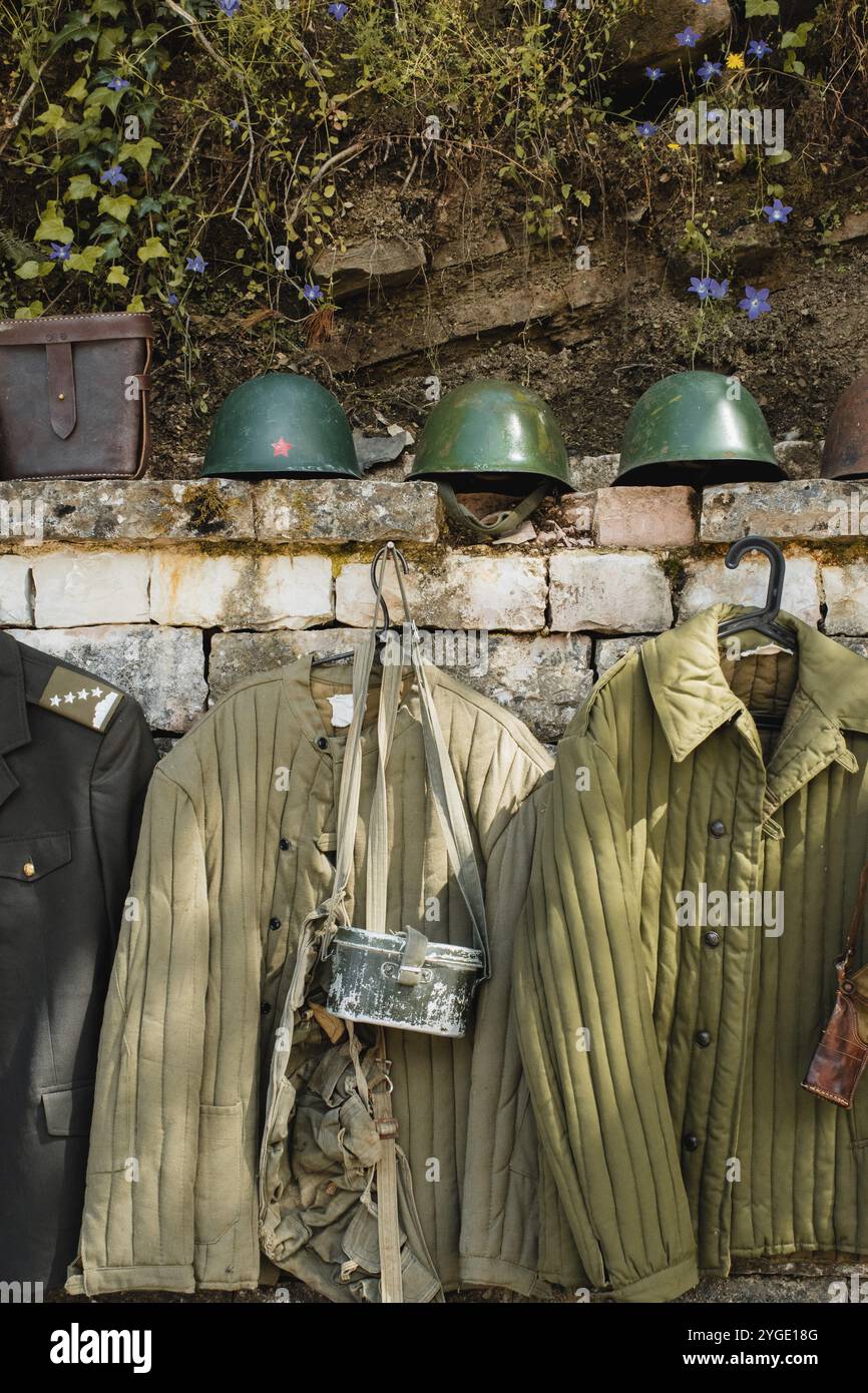 Abiti militari d'epoca appesi per le strade di Gjirokaster, Albania, Europa Foto Stock