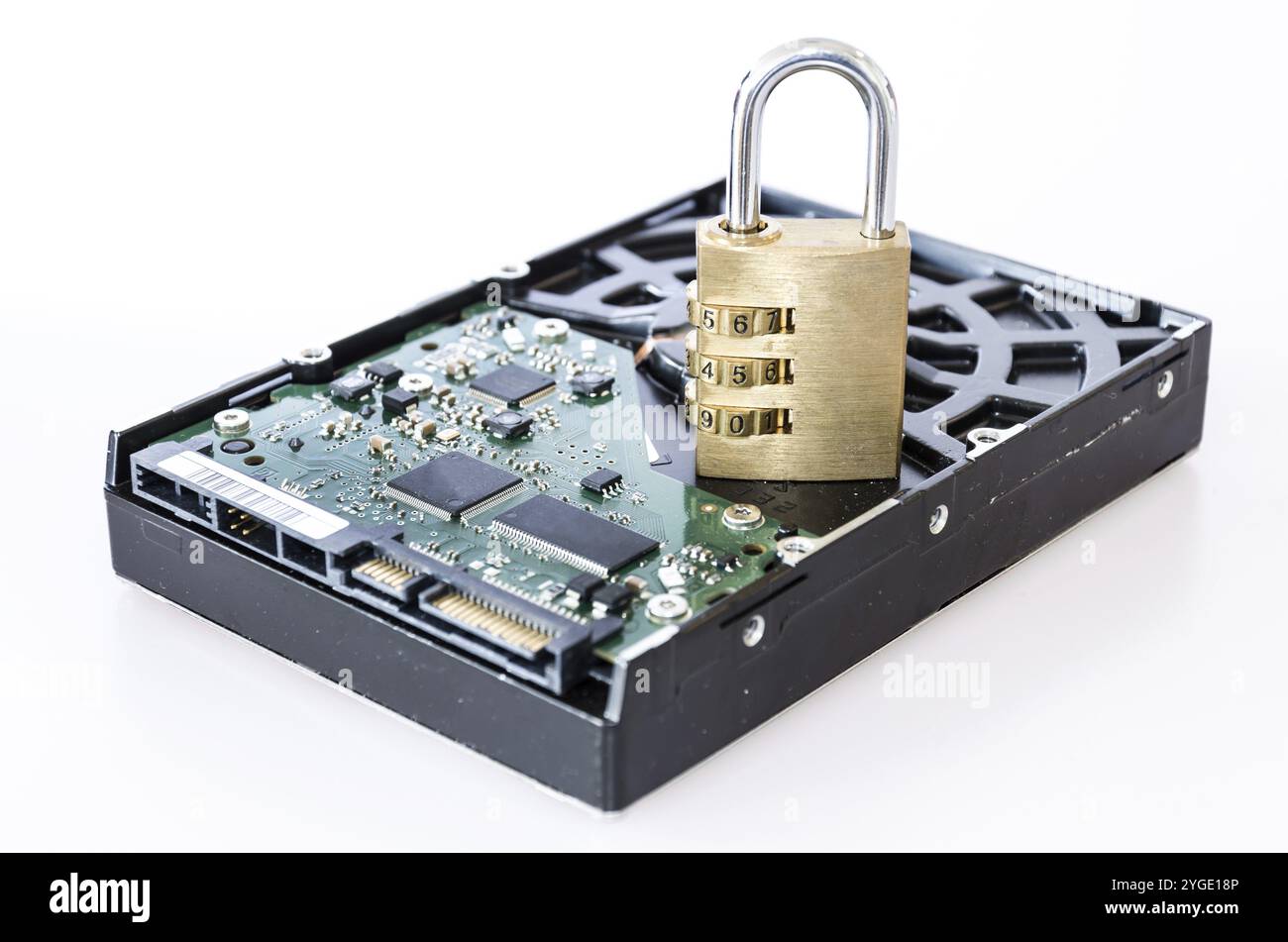 Disco rigido con lucchetto che simboleggia la protezione e la sicurezza dei dati Foto Stock