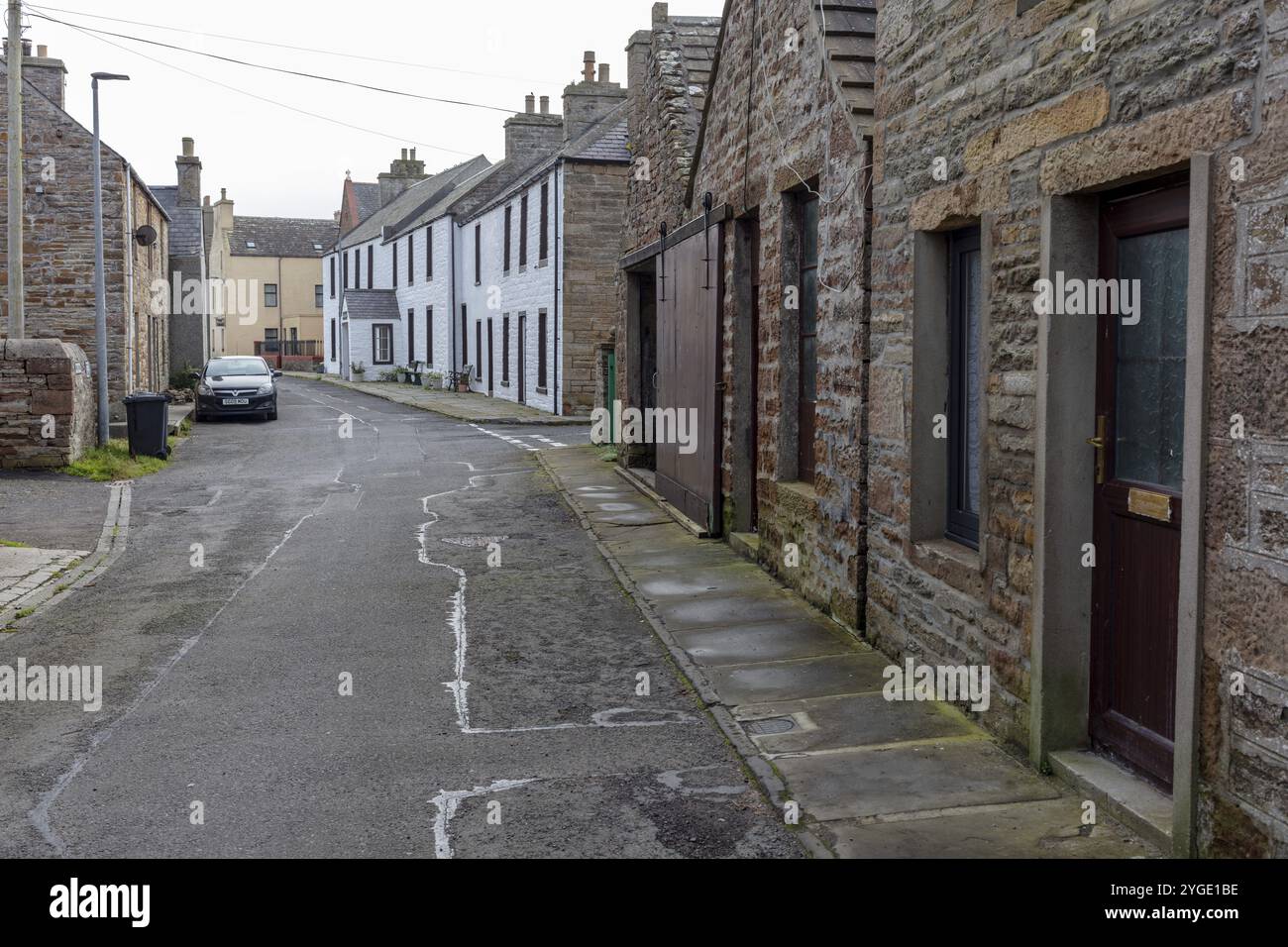 Front Road, stradina stretta, St Margaret's Hope, villaggio sull'isola di South Ronaldsay, Orcadi, Scozia, Regno Unito, Europa Foto Stock