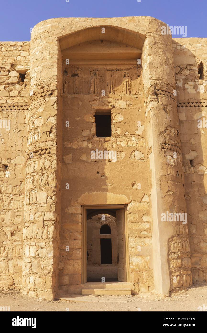 Ingresso al castello nel deserto Qasr Kharana, al Kharaneh vicino ad Amman, Giordania. Costruito nel 8th ° secolo, utilizzato come caravanserai Foto Stock