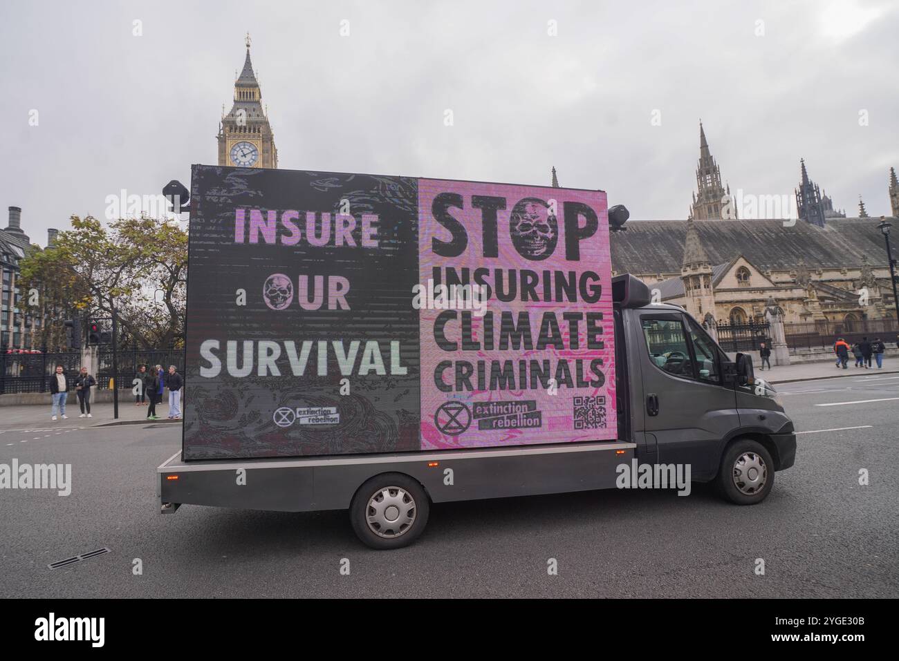 Londra, Regno Unito. 7 novembre 2024 un furgone pubblicitario a Westminster mostra un messaggio di Extinction Rebellion contro le aziende che agiscono come criminali climatici per assicurare e investire in fuelsCredit. Amer Ghazzal/Alamy Live News Foto Stock