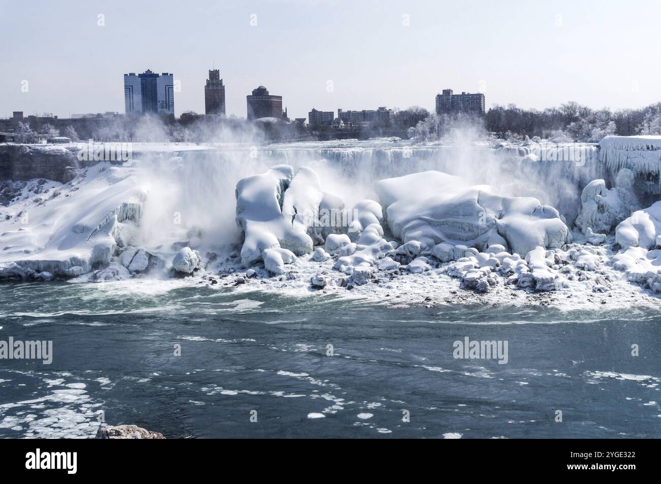 Cascate del Niagara ghiacciate con enormi blocchi di ghiaccio Foto Stock
