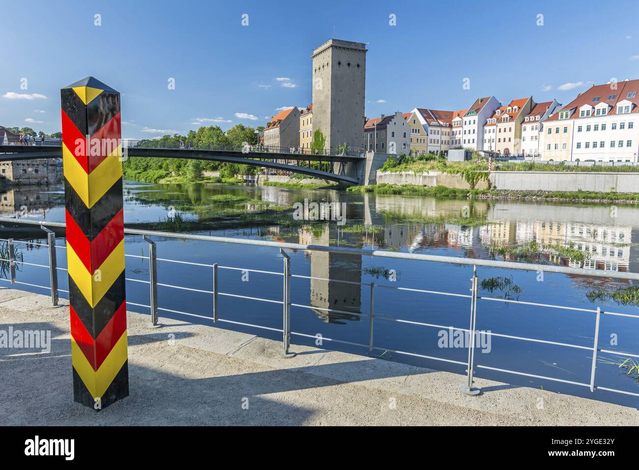 Bollard di confine al confine tedesco con la Polonia vicino al fiume Neisse a Goerlitz Foto Stock
