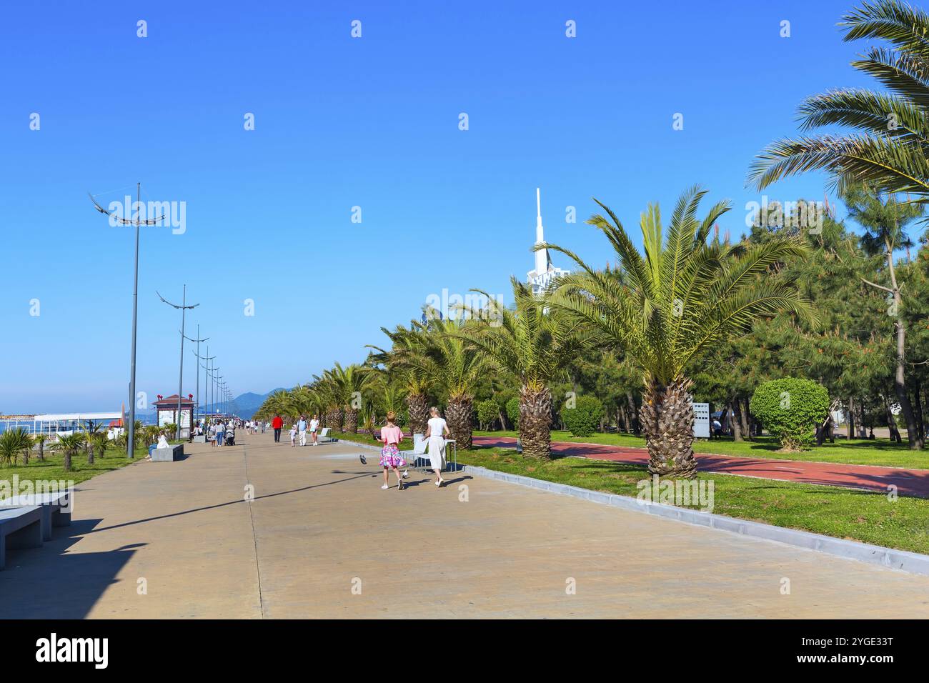 Batumi, Georgia, 30 aprile 2017: Parco con palme vicino al lungomare di Batumi, Georgia e alte case moderne, Asia Foto Stock