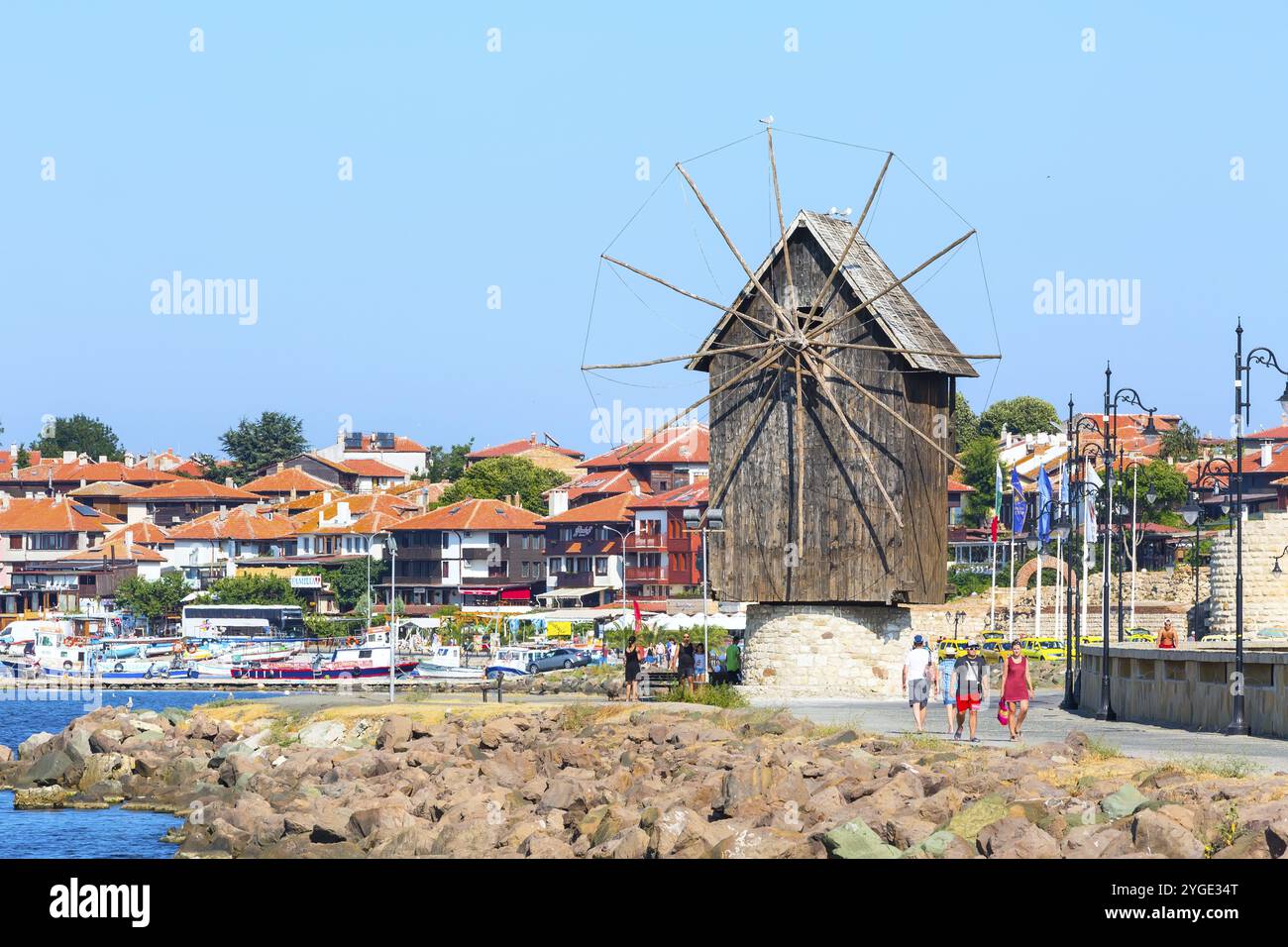 Nessebar, Bulgaria, 25 luglio 2016: Panorama dei mulini a vento a Nessebar o Nesebar in Bulgaria, resort sul Mar Nero, Europa Foto Stock