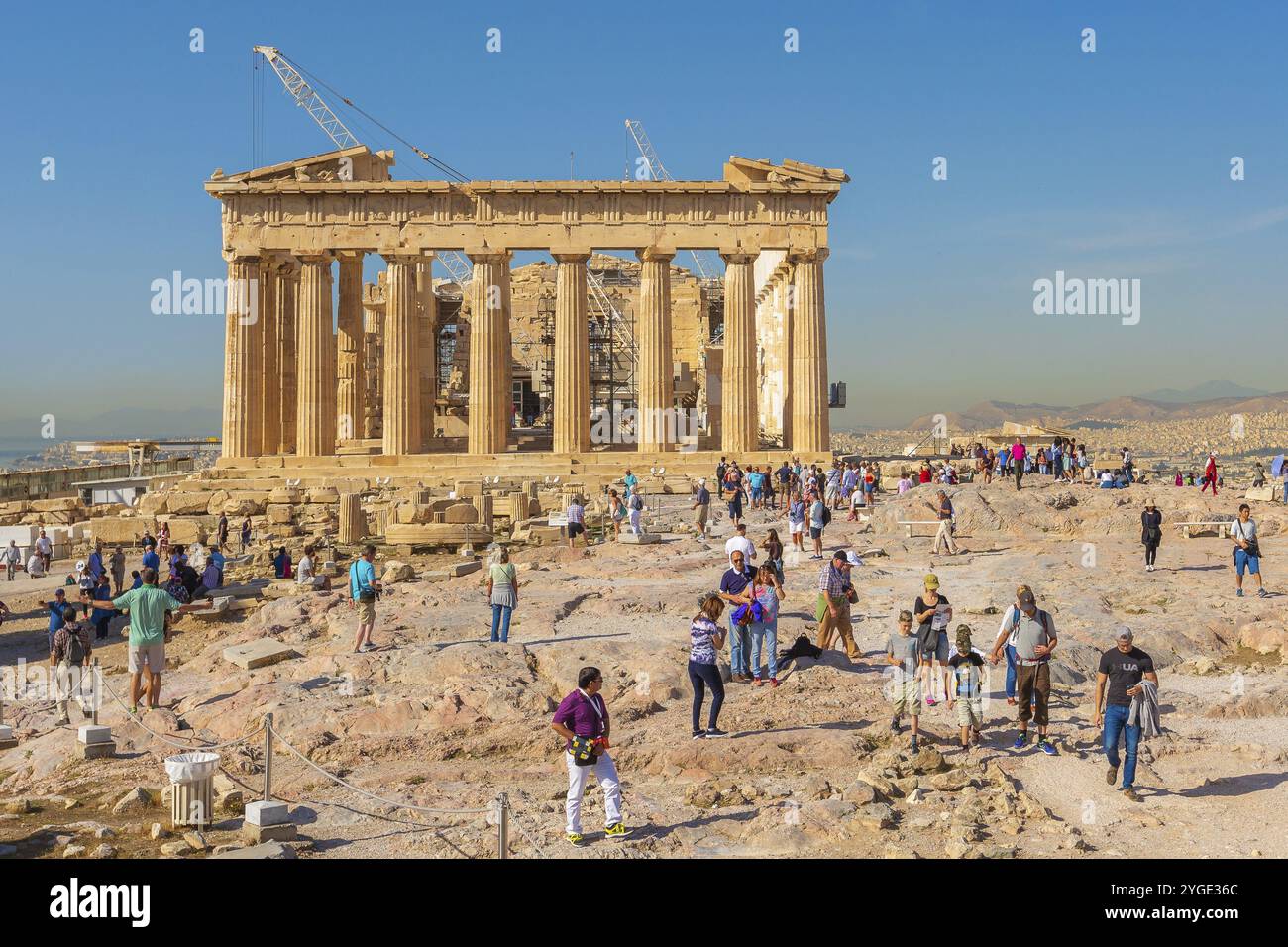 Atene, Grecia, 14 ottobre 2016: Turisti vicino al tempio del Partenone nell'Acropoli ad Atene, Grecia, Europa Foto Stock