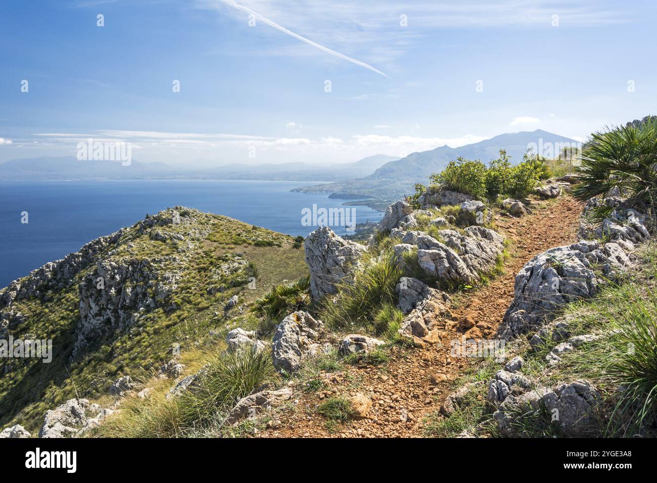 Sentiero panoramico costiero con vista sulla splendida baia del Mediterraneo, Sicilia, Italia, Europa Foto Stock