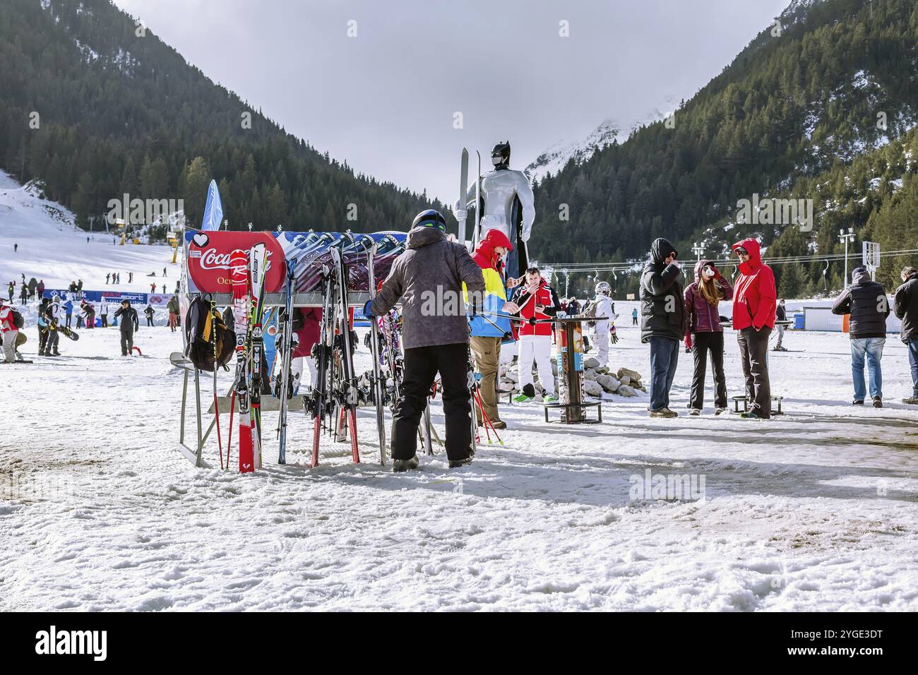 Bansko, Bulgaria, 16 dicembre 2017: Stazione sciistica di Bansko, pista da sci con persone che camminano e sciano durante la stagione aperta, Europa Foto Stock