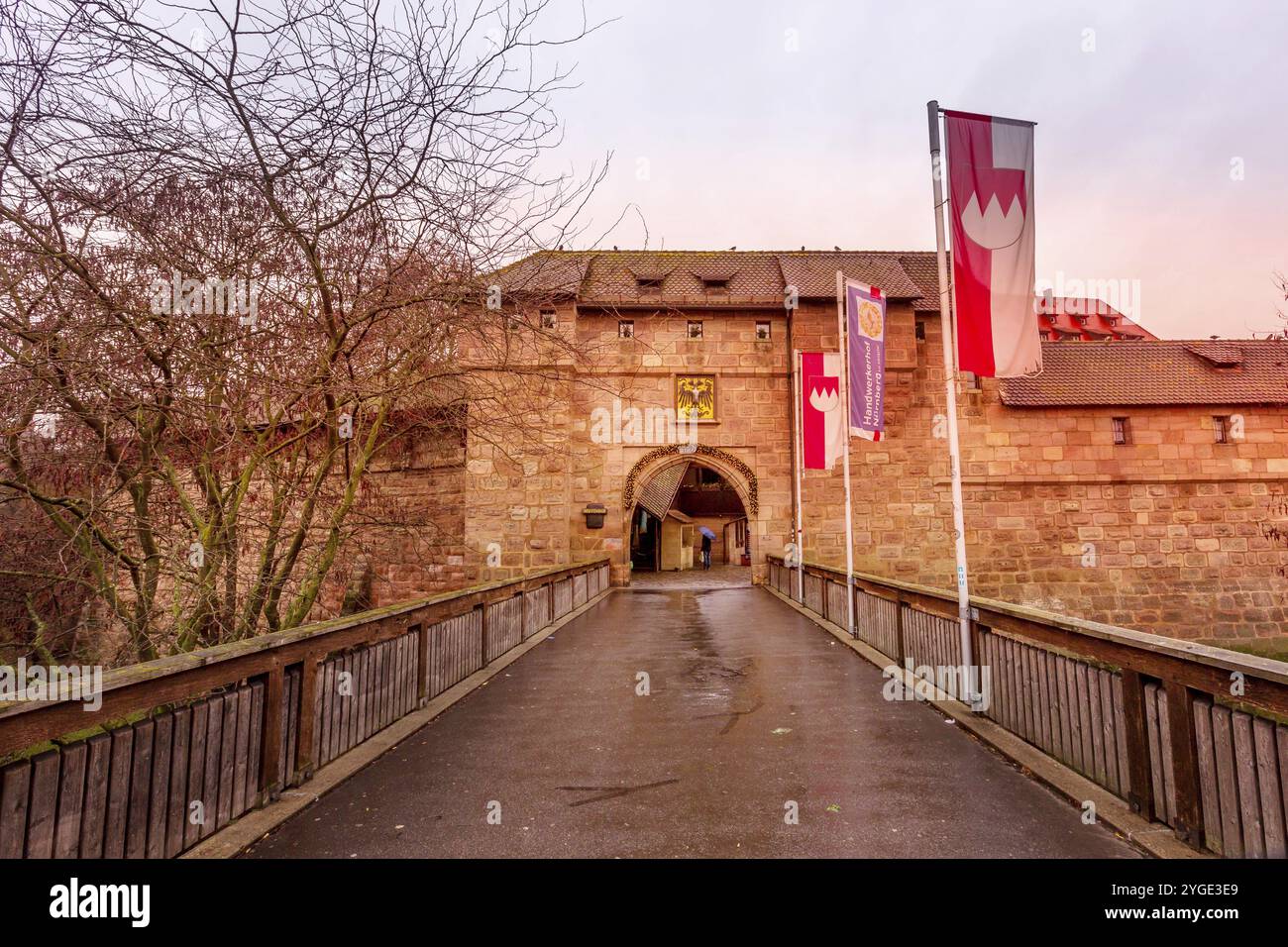 Norimberga, Germania, 24 dicembre 2016: La porta Frauentor era la porta principale nel sud-est delle mura della città, in Europa Foto Stock