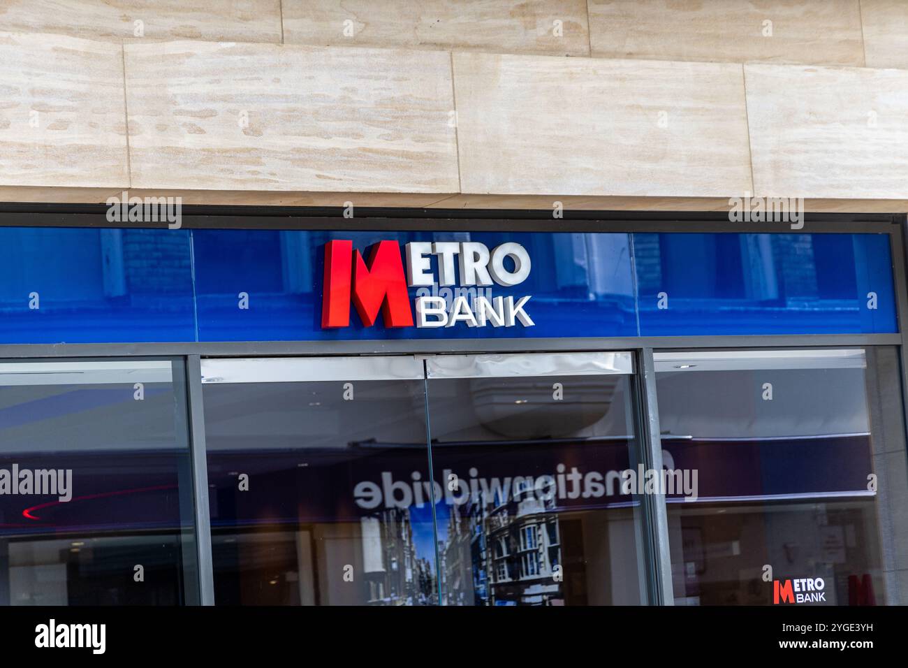 Oxford, Regno Unito - 5 giugno 2024: Metro Bank in Queen Street Oxford. Finanza, conti, risparmi, prestiti, depositi sicuri, tassi di interesse più elevati e attività commerciali Foto Stock